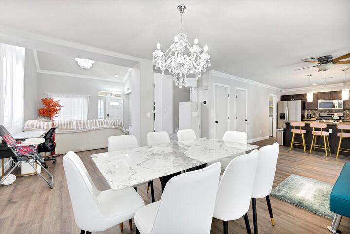 Modern home in Vegas *Strip*Heated Pool n Jacuzzi* gallery image 5