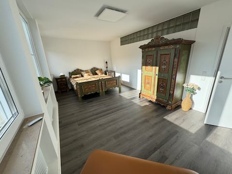 Great bright & quiet 125 sqm apartment near the center
I-O