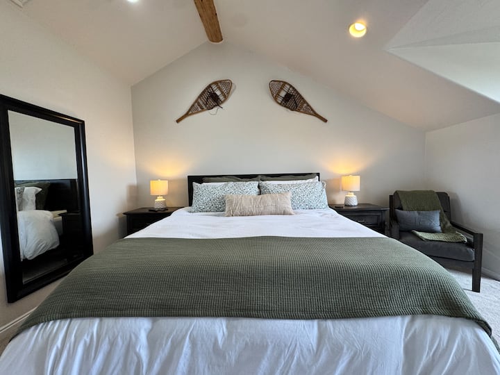 გულწრფელად რომ ვთქვათ, კომფორტი მნიშვნელოვანია. საწოლს 193×203 სმ ზომის მატრასი აქვს, რომელიც დამზადებულია მეხსიერების ეფექტის მქონე ქაფით. ამას გარდა, თქვენს განკარგულებაში იქნება ხარისხიანი ზეწრები და ფუმფულა საბანი, რომ მშვიდად დაიძინოთ.