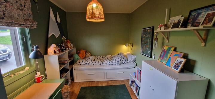 חדר שינה עם מיטה נפתחת שיכולה להפוך למיטה זוגית. 