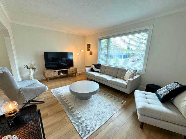 Luxe Oasis Toronto Home Sitting On peaceful Ravine