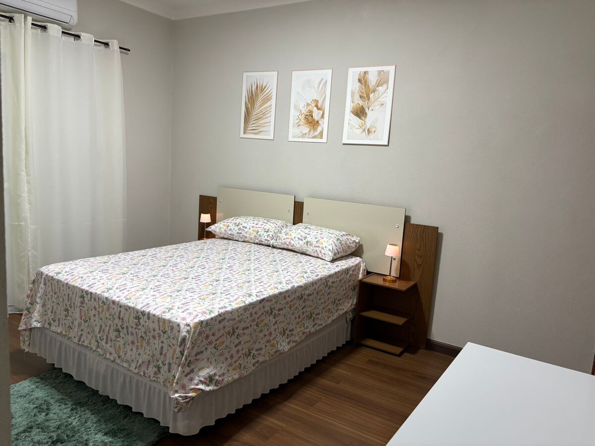 Suite completa, con espacio de trabajo, aire acondicionado, cortinas y armario.