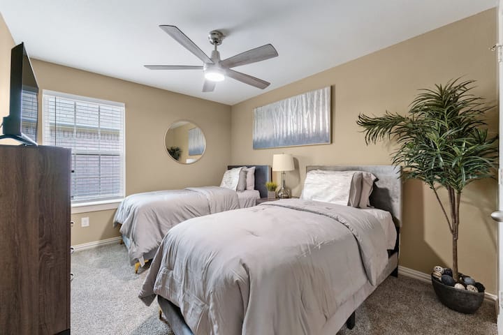 2 מיטות יחיד שמתאימות לילדים קטנים ולבני נוער