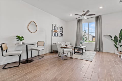 Popular Airbnb listing: Private•King Bed•Washer•Kitchenette•EV•Nr Seqouia in Visalia