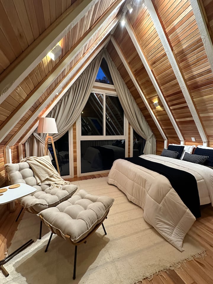 Kamer met queensize bed met kussen, lakens en katoenen dekens. 