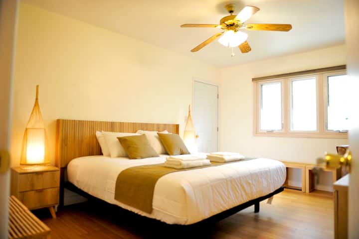 Dormitorio principal.

Televisor inteligente de alta definición LG de 65 pulgadas con canales LG. Hay aplicaciones de streaming disponibles. Necesitas tu propia cuenta para iniciar sesión. Recuerda cerrar la sesión antes de la salida.