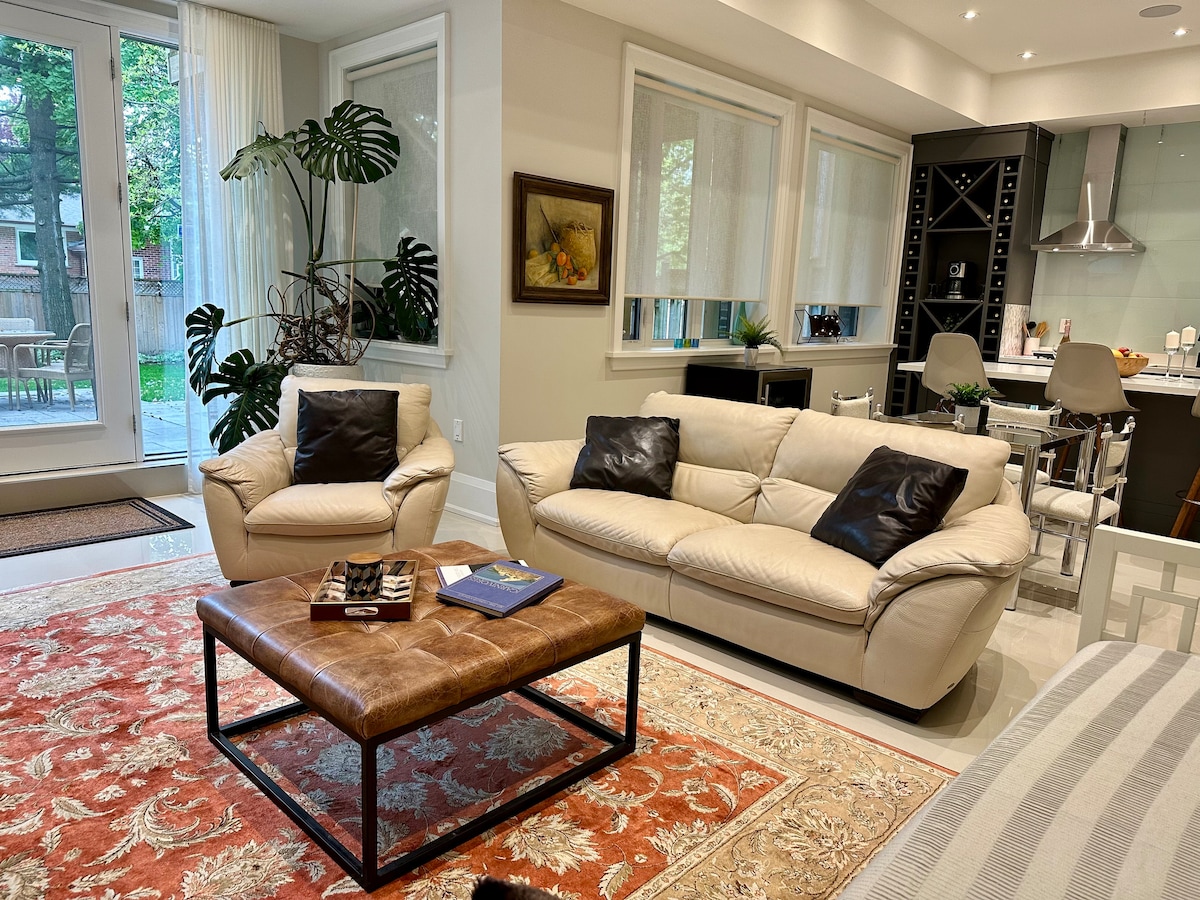 Ndriçues të zbehtë në të gjithë tavanin me 3 dritare të mëdha 