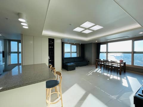 Ulsan KCC 60 sqm
(Panorama Ocean View/
In front of the main beach of Gangdong Beach)
3 bedrooms, 2 b