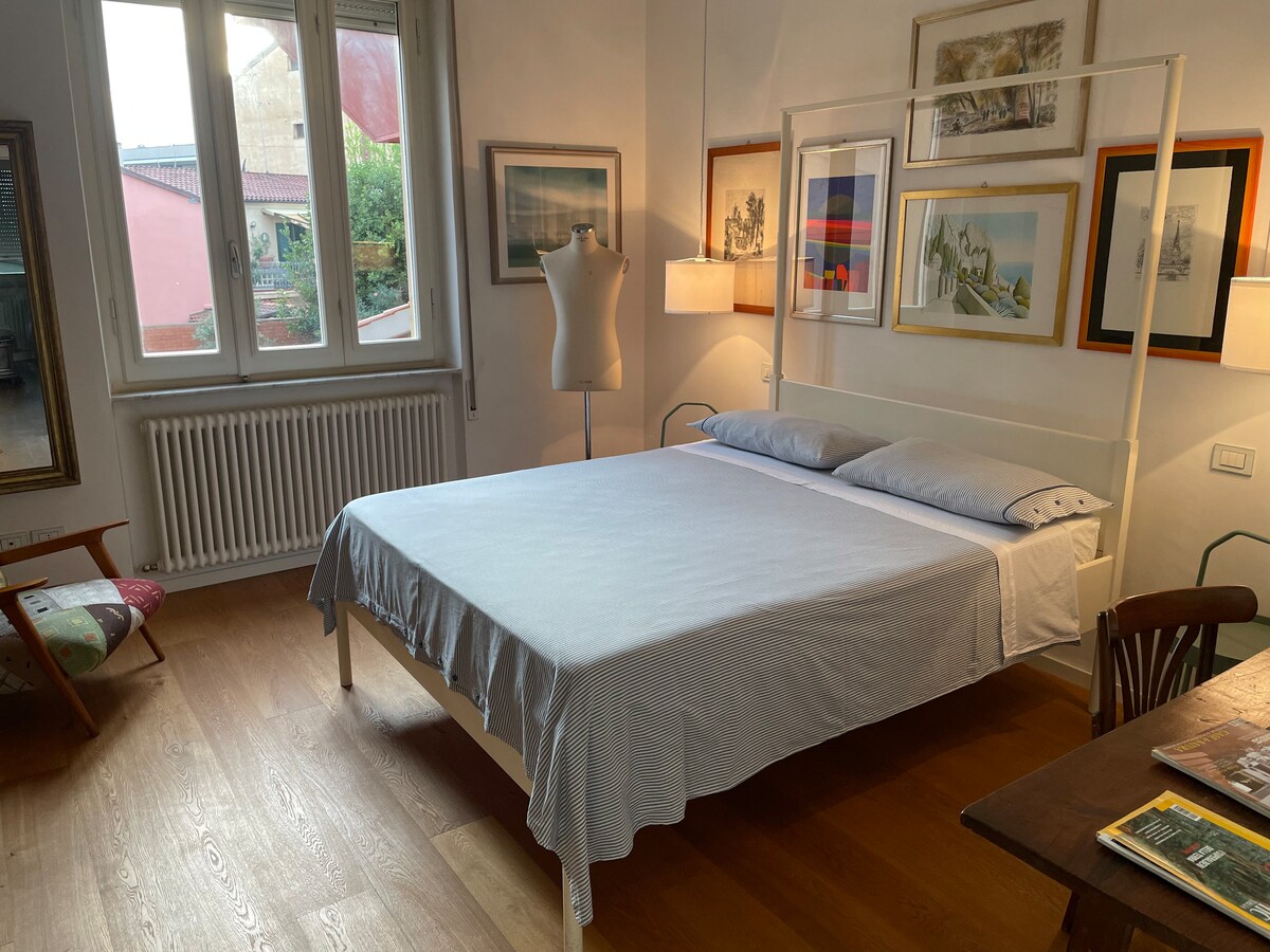 Prostrana i svijetla glavna spavaća soba s klima-uređajem za tople ljetne noći. Unutra se nalazi veliki ormar s vješalicama za odlaganje odjeće, udobna fotelja za čitanje i veliki radni stol za pametan rad.