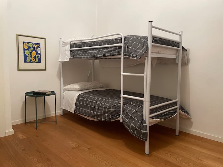 Dhoma e dytë e gjumit, e ndritshme dhe e qetë me pamje nga kopshti i brendshëm, e pajisur me një krevat marinari, ajër të kondicionuar dhe ngrohës, me një dollap për të ruajtur rrobat e tua është ideale për miqtë ose fëmijët e tjerë