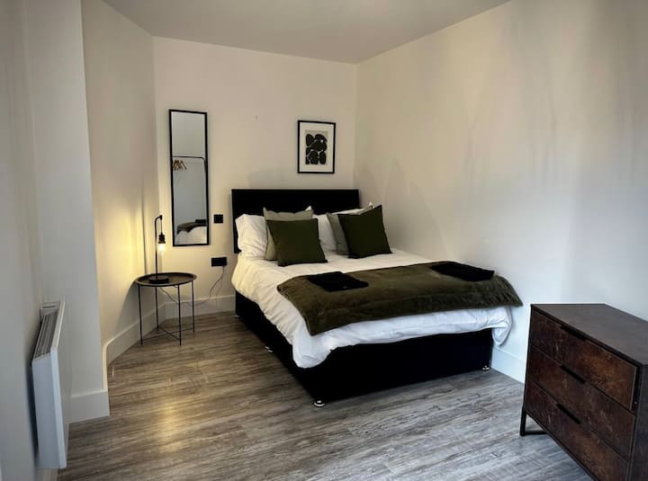 Acogedor dormitorio con una cómoda cama doble y una gran ventana que deja entrar mucha luz natural. Equipado con perchas y un perchero para tu comodidad, además de sábanas suaves, almohadas de felpa y toallas frescas para garantizar una estancia tranquila.
