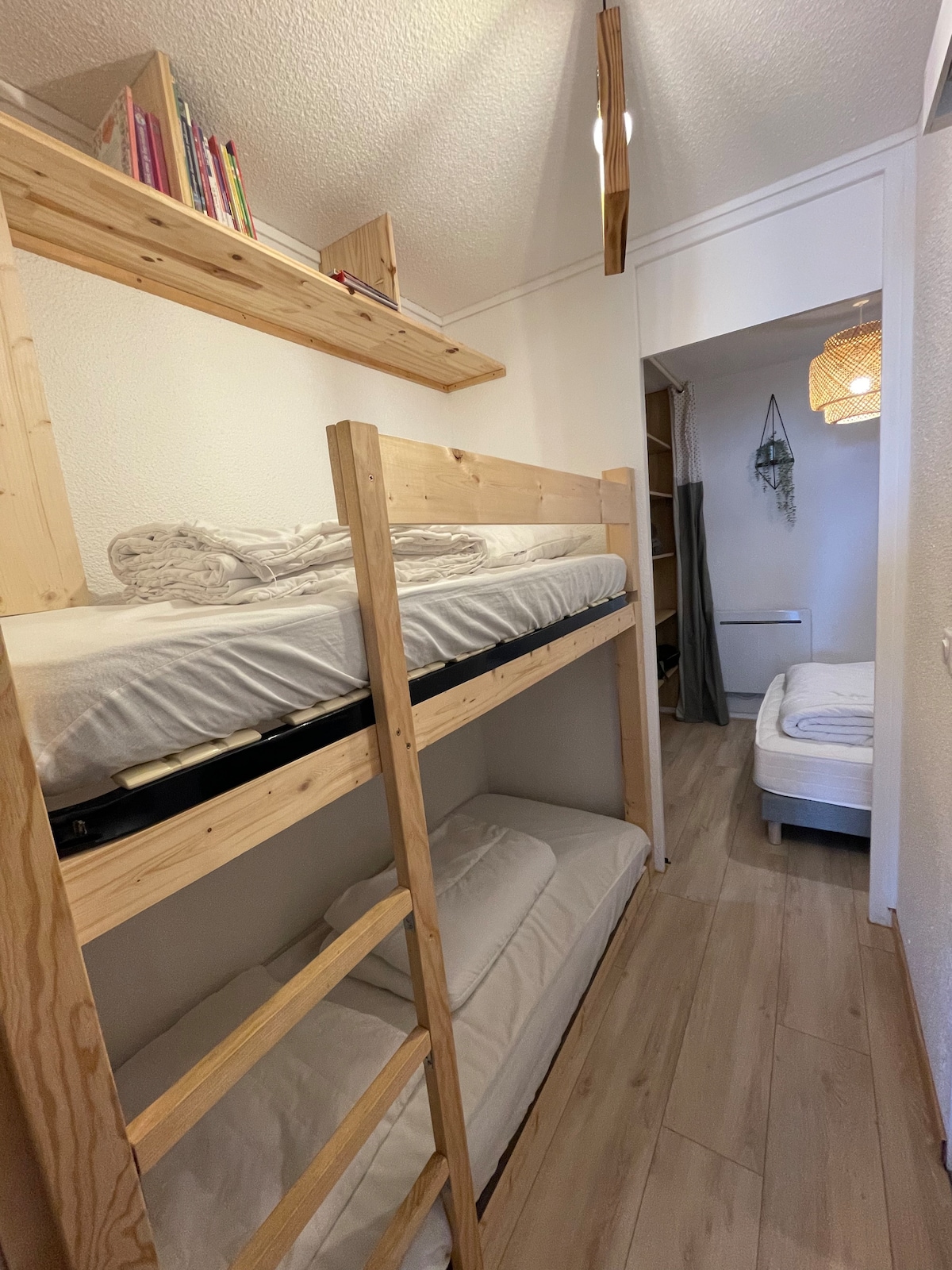 Rincón de montaña, en el pasillo entre el salón y el dormitorio. Separado por una cortina con el salón y una puerta con el dormitorio. 