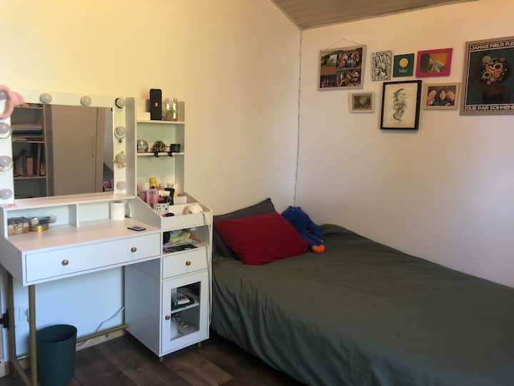 Chambre équipée d’un petit lit double (120x190) + salle de bain attenante