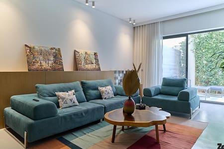The Chic 2BR, Lakeview residence