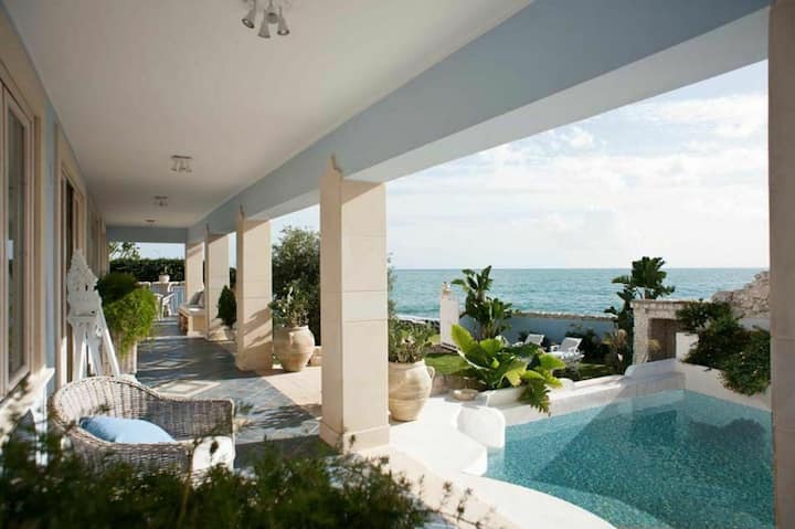 Luxury Villa W/ Pool & Sea Access | 7br, Sleeps 14 - Syracuse