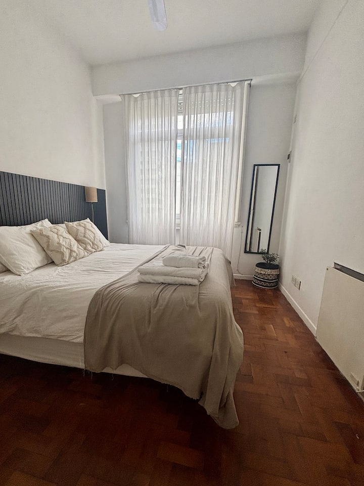 ניתן לצייד במיטה גדולה (קינג) או 2 מיטות יחיד (טווין).
יש חימום חשמלי ומאוורר תקרה.
חלון למרפסת גדולה עם תריסים ווילונות.