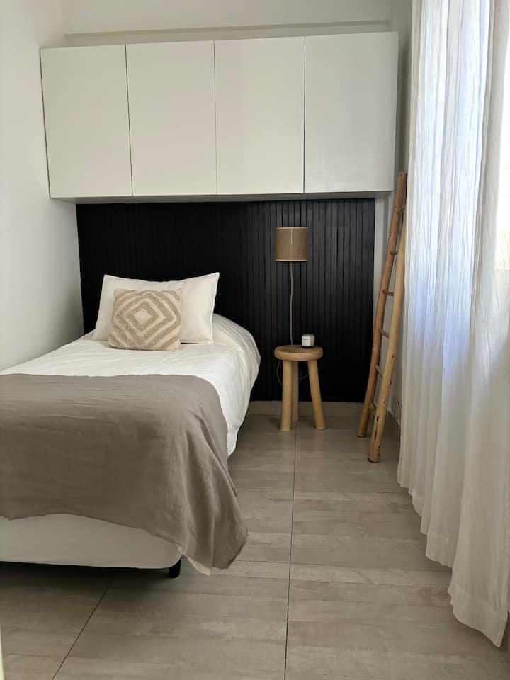 חדר שינה יחיד עם מיטת 1.5 (זוגית). 
מאוורר תקרה וחימום חשמלי.
חלון לריאה של הבניין עם וילון והחשכה. 