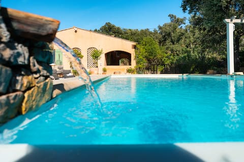 Suspended Provencal farmhouse with view & air conditioning