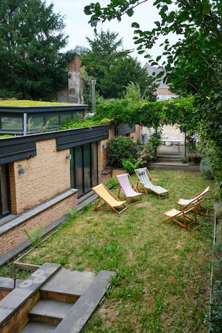 Triplex design flat in center Brussels (+ garden)