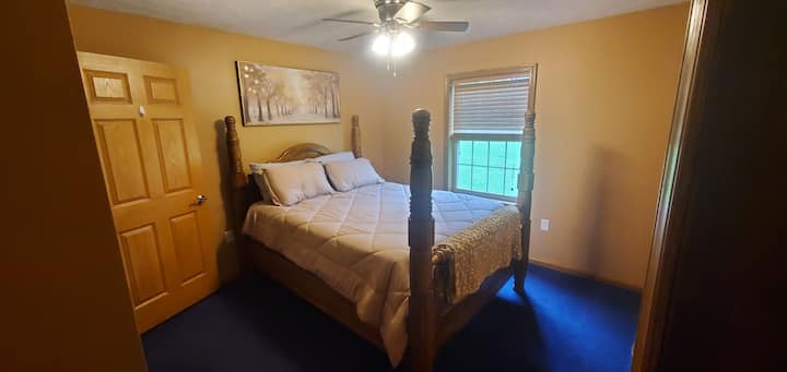 Chumba hiki kwa sasa hakina kabati la kujipambia lakini kina stendi ya usiku na kabati (lenye viango na rafu).