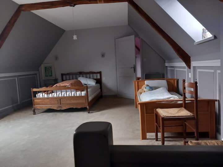 2. poschodie, príchod do detského priestoru na spanie,  1 manželská posteľ a 2 jednolôžka, rodičia za dverami na tom istom poschodí. 