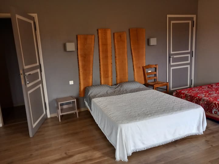 Veľká spálňa na 1. poschodí  s  manželskou posteľou a 2-miestnym cvaknutím. Priľahlá kúpeľňa a vlastné WC na prízemí