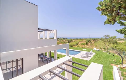 Villa with swimming pool and spa with sea view