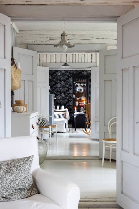 Atmospheric log house close to services