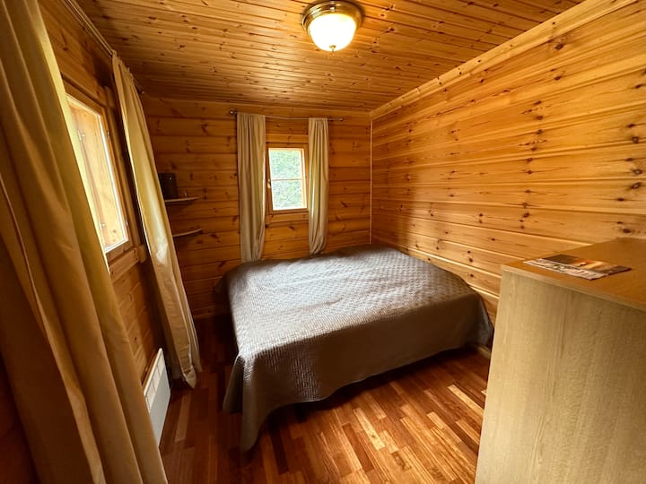 Hlavná spálňa na prízemí s posteľou 160 x 200 cm a pasienkom na oblečenie