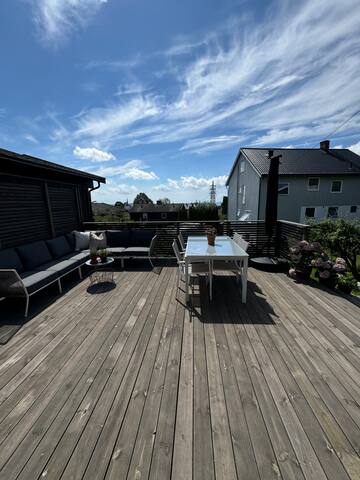 Luxury Family Home with Sunny Terrace gallery image 3