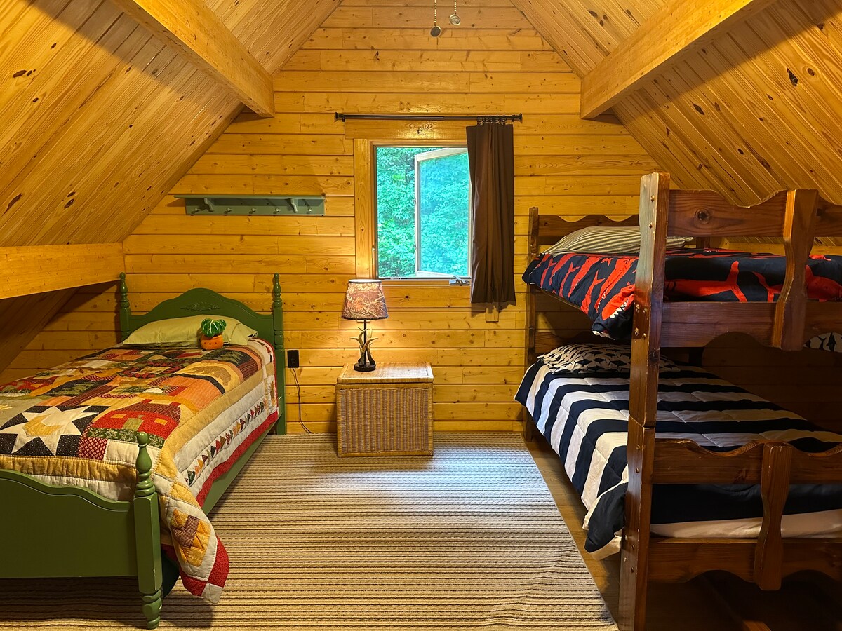 Hapësirë e rehatshme lofti me televizor dhe hapësirë për të luajtur lojëra 