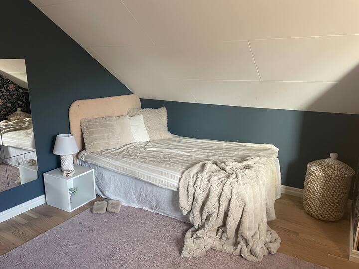 140厘米床，总面积14平方米（151平方英尺），配备书桌，可选择挂衣服