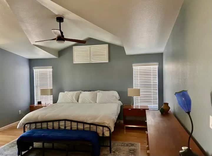 سرير بحجم كبير. مروحة سقف مع جهاز تحكم عن بعد. تحصل هذه الغرفة على شمس الصباح.