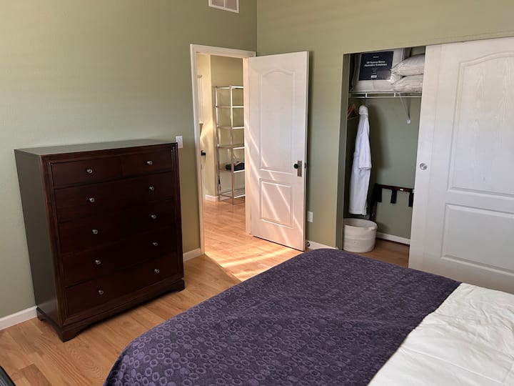 تحقق من الخزانات بحثًا عن أرواب أو بطانيات ووسائد إضافية.