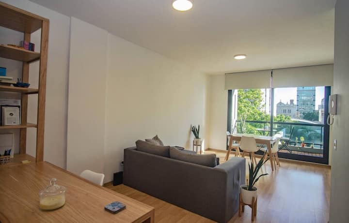 Kitnet mobiliada em Colegiales com varanda e ar-condicionado