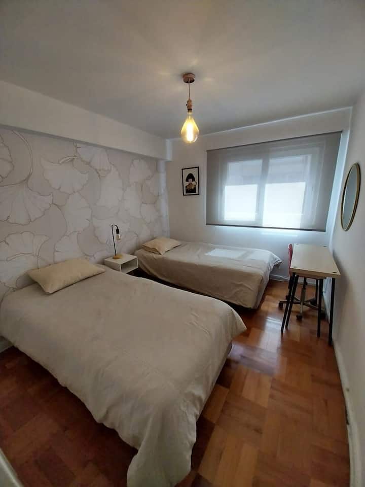 เตียงสี่เหลี่ยมจัตุรัสสองเตียงครึ่งแต่ละเตียงที่สามารถรวมกันเป็นเตียงคู่ขนาดใหญ่ในกรณีที่ต้องการคือสิ่งที่รอคุณอยู่ในห้อง 2 ของอพาร์ทเมนท์ มีหน้าต่างเทอร์โมแพนม่านม้วนและเครื่องทำความร้อนไฟฟ้า