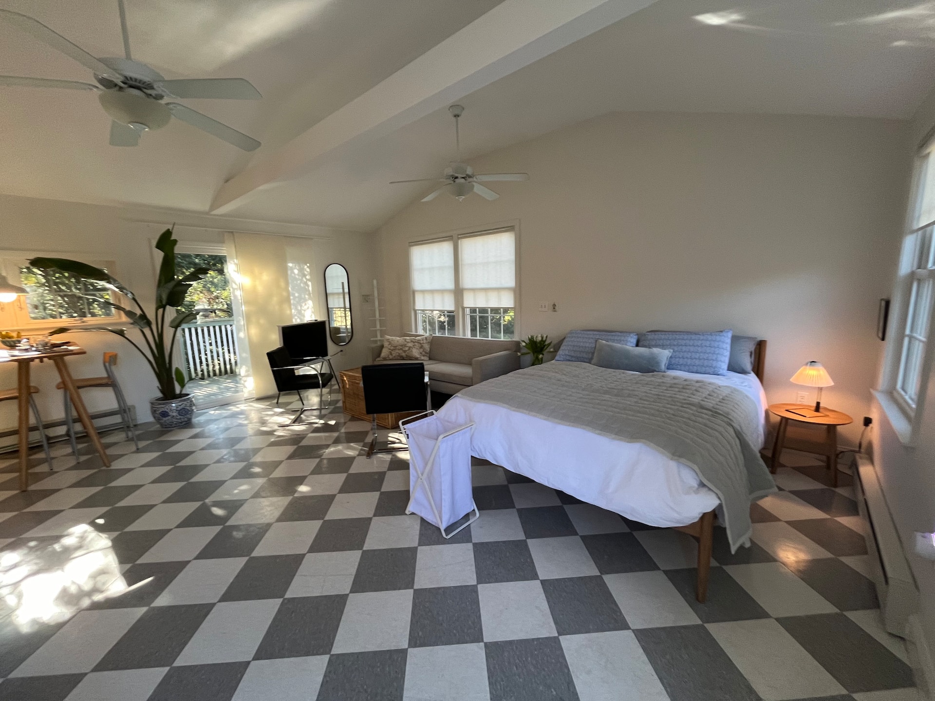 Beautiful Studio - < 15 mins 2 downtown & Brown