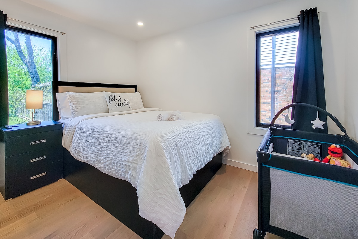 Dormitorio 1 (cama tamaño queen con colchón híbrido con la parte superior acolchada de primera calidad)