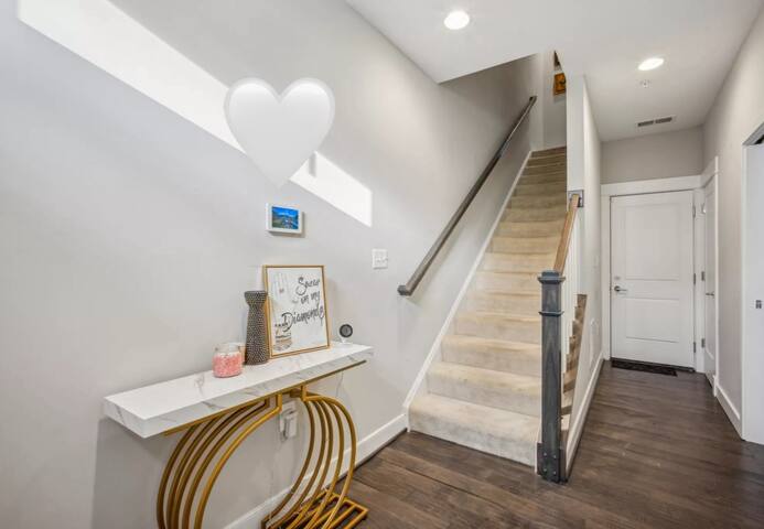 Luxurious 4BR home w/ patio & parking *fits 8-10 gallery image 2