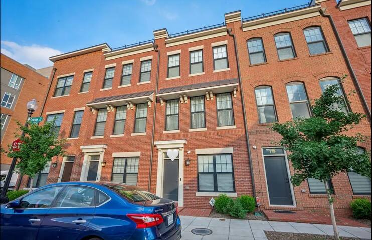 Luxurious 4BR home w/ patio & parking *fits 8-10