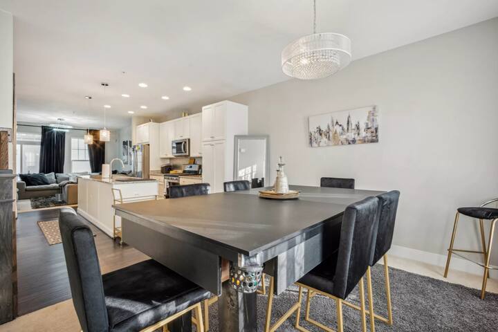 Luxurious 4BR home w/ patio & parking *fits 8-10 gallery image 5