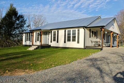 Comfy Farmhouse at Watauga Lake
