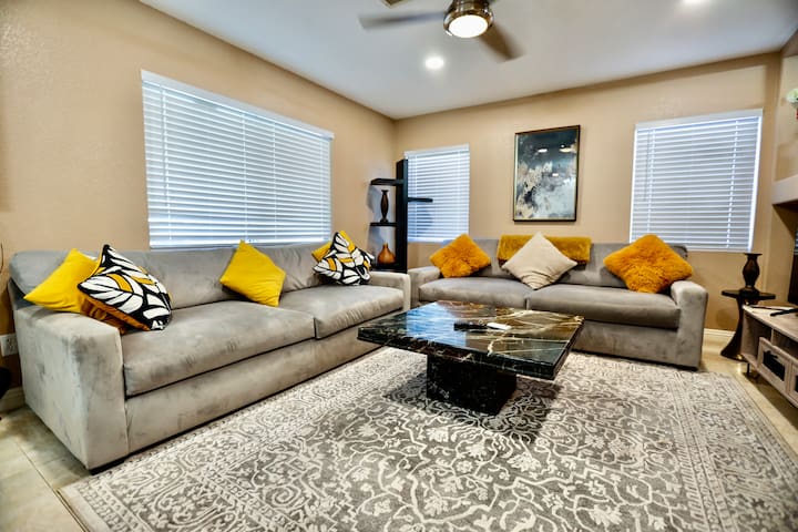 Modern 4 BR House Near Vegas Strip gallery image 2