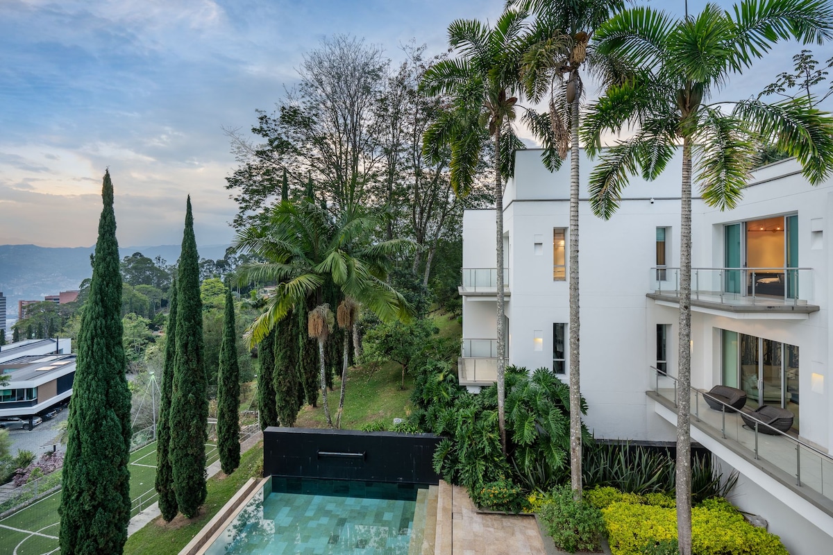 10BR Luxury Villa in Medellín — photo 1