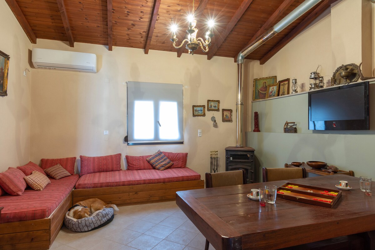 Два разтегателни дивана.