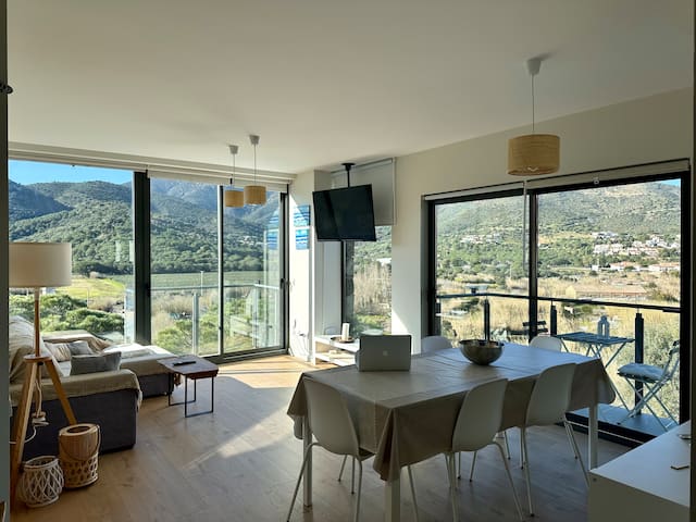 Pis amb vistes al mar.