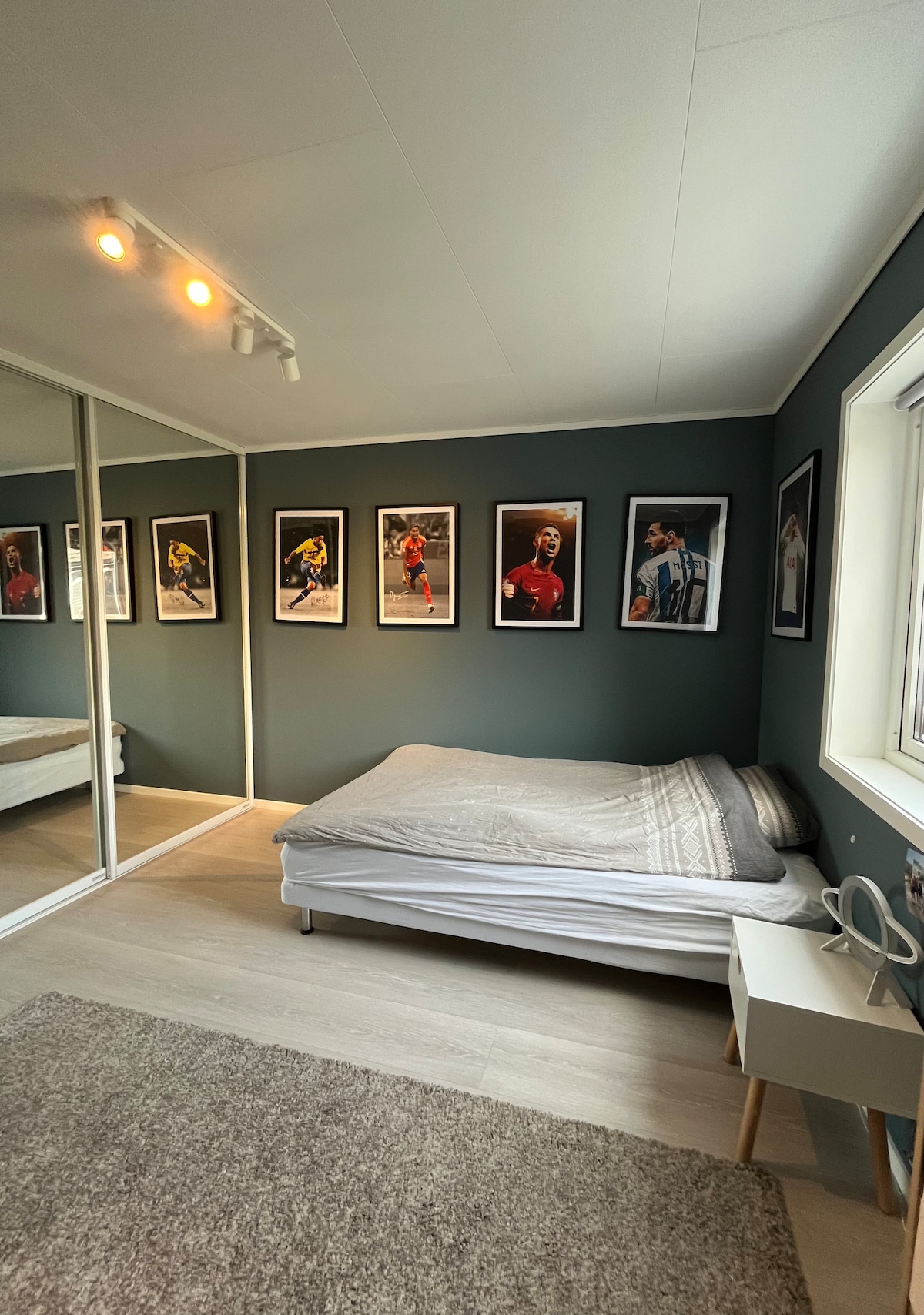 Ширина на креветот: 120 см