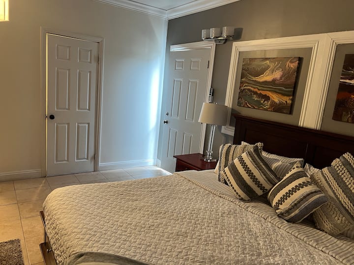 Das Badezimmer ist an das Schlafzimmer angeschlossen 