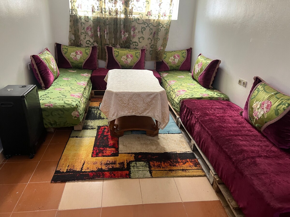 غرفة معيشة مغربية مع إمكانية النوم لشخصين