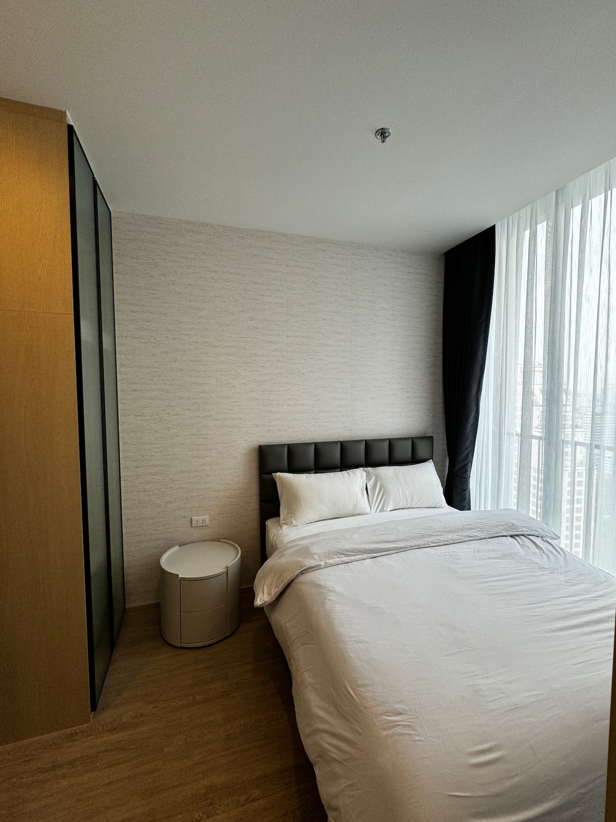 غرفة نوم بما في ذلك مرتبة سيمونز المميزة 